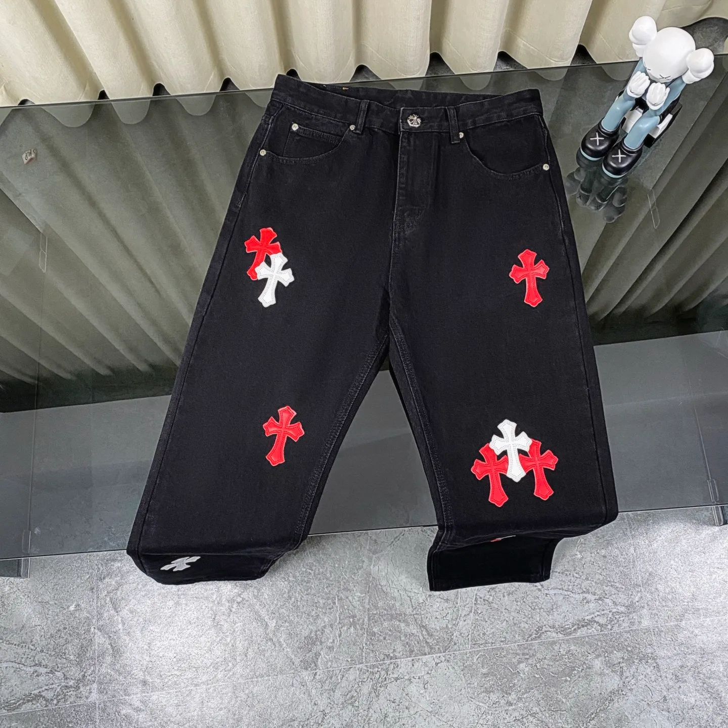 🅿️280 Chrome Heart Classic black with red laser cross patchwork leather jeans. The pants are made of top-notch heavy-duty washing technology, and every detail shows ingenuity. The calfskin is laser-cut to make a delicate cross, which is both a tactile and visual enjoyment. Paired with aged silver hardware, it is retro, high-end and full of texture. The straight-cut upper body turns into "chopstick legs" in an instant, easily modifying the shape of the legs. It can be controlled by any body shape and has a full sense of luxury.  This is a carefully crafted high-end version, the quality far exceeds that of street currency, and the details can stand the scrutiny of a magnifying glass. Although the price is close to the people, the quality is completely in line with the big brands, and it is easy to follow the trend.  Classic black, low-key and versatile. Pair it with simple T-shirts and personalized shirts to easily create a fashionable look. Whether you are going out daily or attending events, you can be the center of attention.  Color: black Size: S M L XL 28 30 32 34